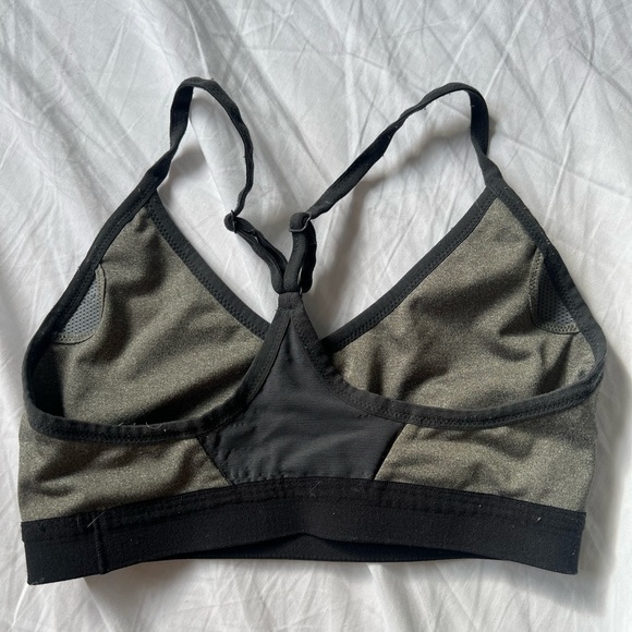 Cute grey and black NIKE sports bra - Picture 2 of 3